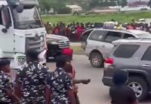 PROTESTERS BLOCK ABUJA MAJOR ROAD IN PROTEST AGAINST INSECURITY