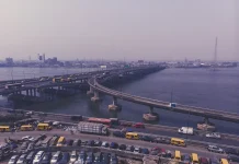 LADY RESCUED AFTER JUMPING INTO THE LAGOON AT IDUMOTA, LAGOS, WATCH VIDEO