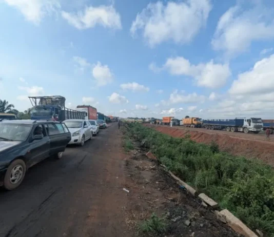 GRIDLOCK RETURNS TO ABUJA- KADUNA EXPRESSWAY, TRAVELLERS STRANDED